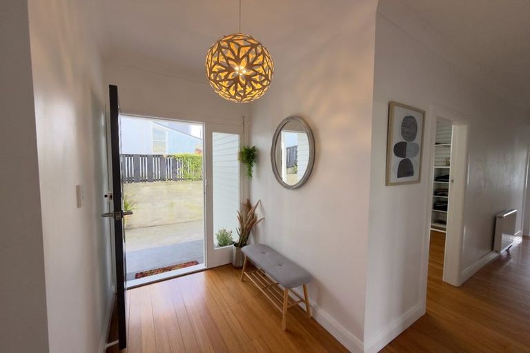Photo of property in 41 Raroa Terrace, Tawa, Wellington, 5028