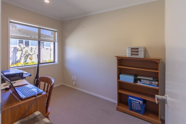 Photo of property in 7 Rarawa Place, Vogeltown, New Plymouth, 4310