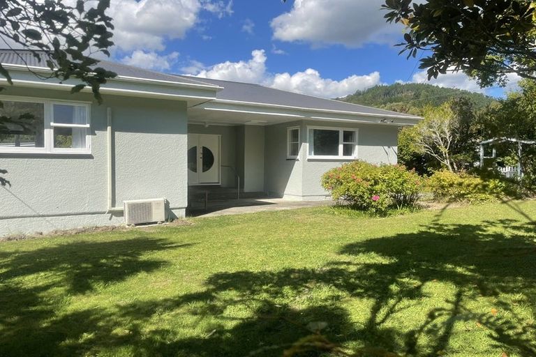 Photo of property in 31 Pinehaven Road, Pinehaven, Upper Hutt, 5019