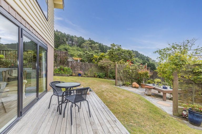 Photo of property in 6 Saint Aidans Way, Tawa, Wellington, 5028