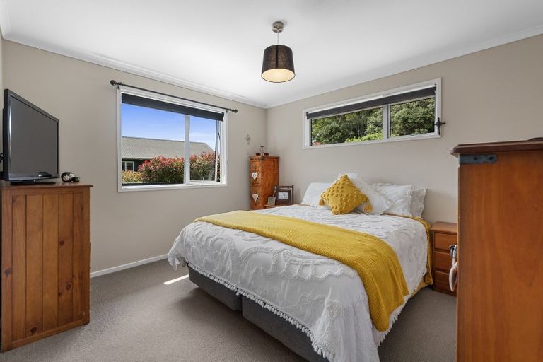 Photo of property in 16 Gavinike Place, Waimauku, 0812