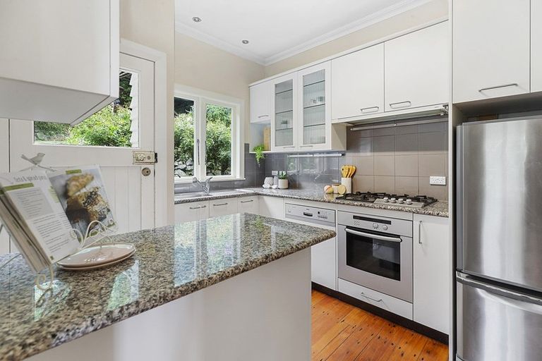 Photo of property in 33 Tio Tio Road, Miramar, Wellington, 6022