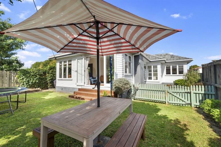 Photo of property in 1/2 Yeovil Road, Te Atatu Peninsula, Auckland, 0610