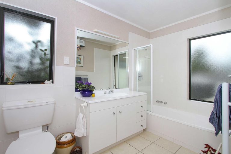 Photo of property in 5 John Webster Place, Glen Eden, Auckland, 0602