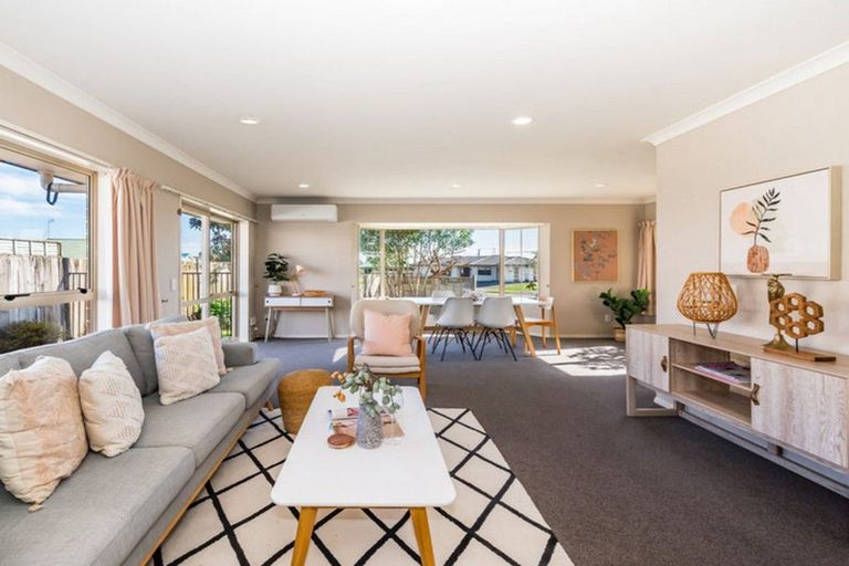 Photo of property in 17 Balmerino Grove, Waikanae, 5036