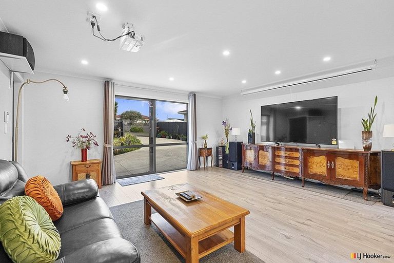 Photo of property in 52 Hobart Crescent, Wattle Downs, Auckland, 2103
