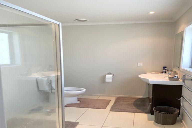 Photo of property in 40 Te Puia Drive, Aotea, Porirua, 5024