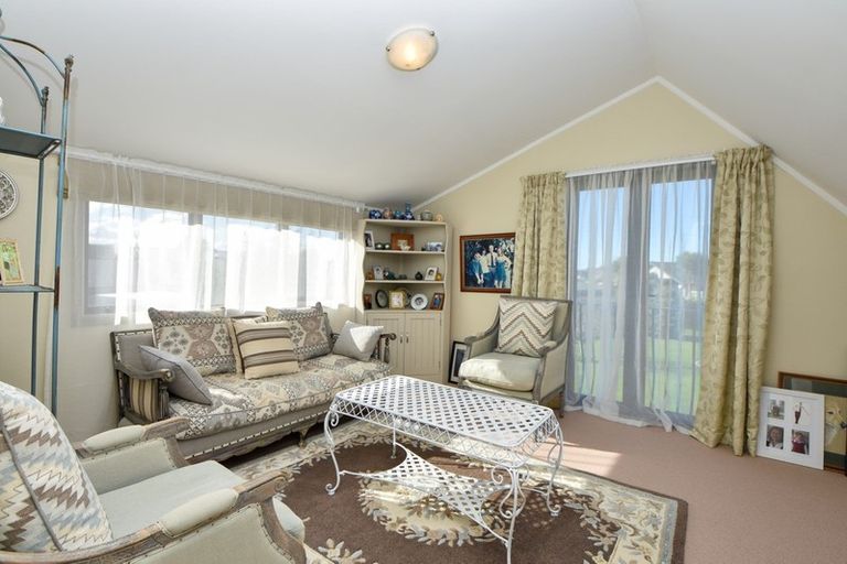 Photo of property in 8 Daffodil Grove, Carterton, 5713