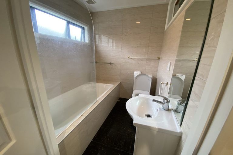 Photo of property in 4/17 Neta Grove, Henderson, Auckland, 0612