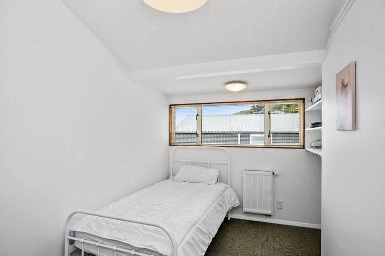 Photo of property in 103 Breaker Bay Road, Breaker Bay, Wellington, 6022