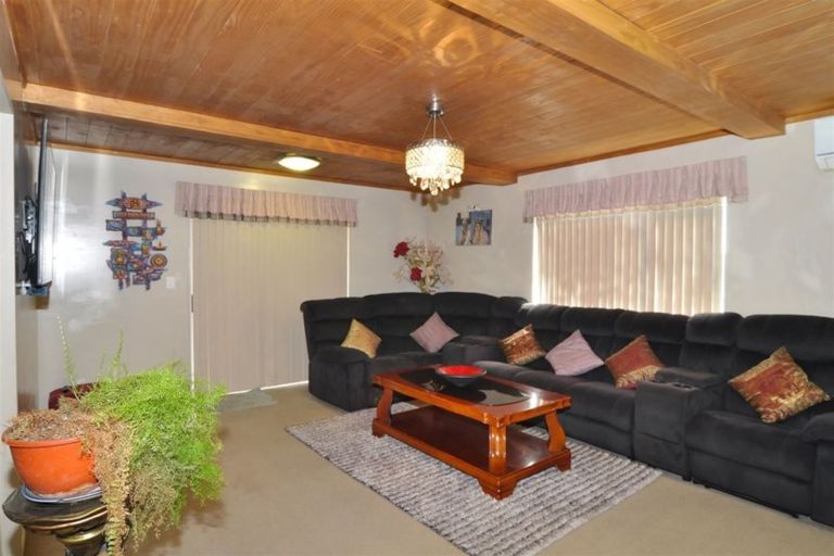 Photo of property in 2a Bamboo Grove, Kelston, Auckland, 0602