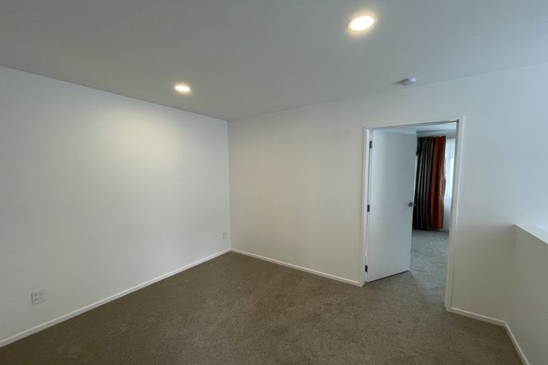 Photo of property in 17 Paparahi Place, Wainui, 0992