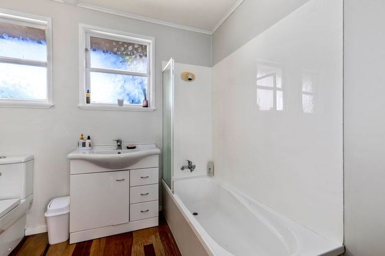 Photo of property in 16 William Bond Street, Stanley Point, Auckland, 0624