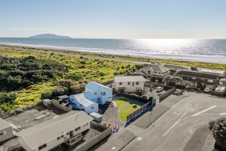 Photo of property in 12 Scott Avenue, Otaki Beach, Otaki, 5512