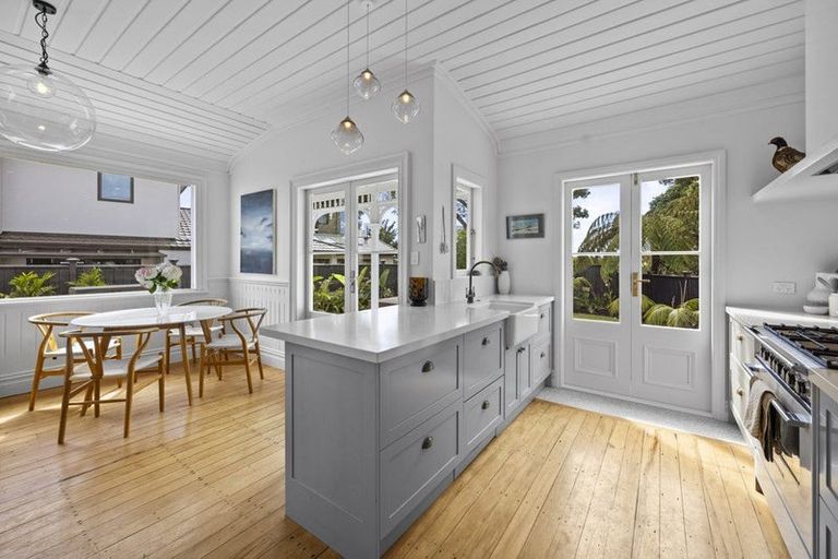 Photo of property in 329 Mangorei Road, Merrilands, New Plymouth, 4312