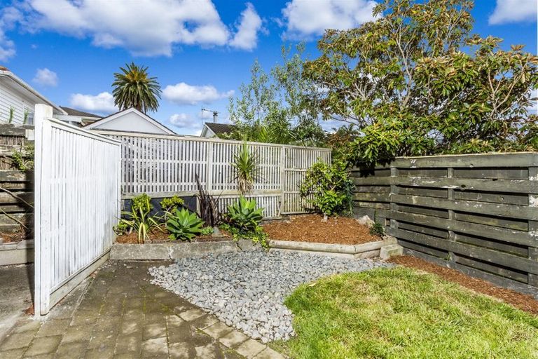 Photo of property in 2/57 Lake Road, Devonport, Auckland, 0624