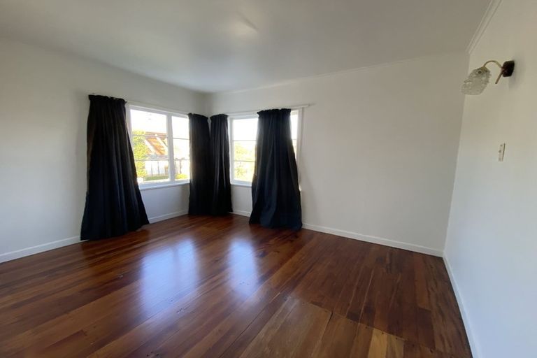 Photo of property in 1/50 Masterton Road, Rothesay Bay, Auckland, 0630