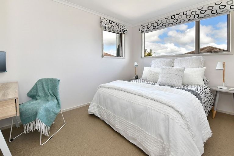 Photo of property in 9 Seagate Place, Red Beach, 0932