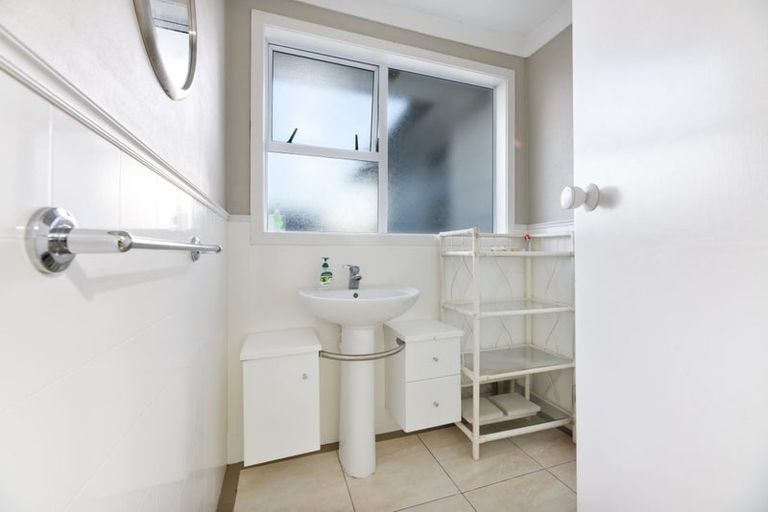 Photo of property in 82 Kelman Road, Kelston, Auckland, 0602