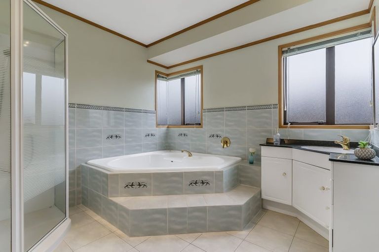 Photo of property in 75 Dalwhinnie Parade, Highland Park, Auckland, 2010