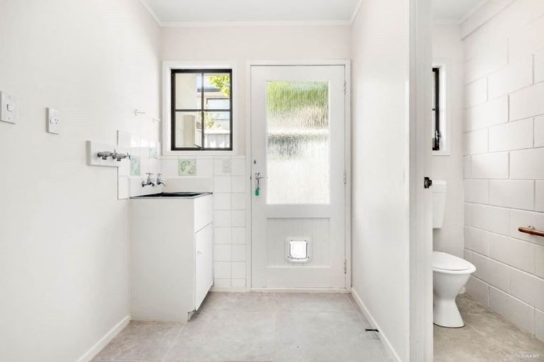 Photo of property in 11 James Evans Drive, Northcote, Auckland, 0627