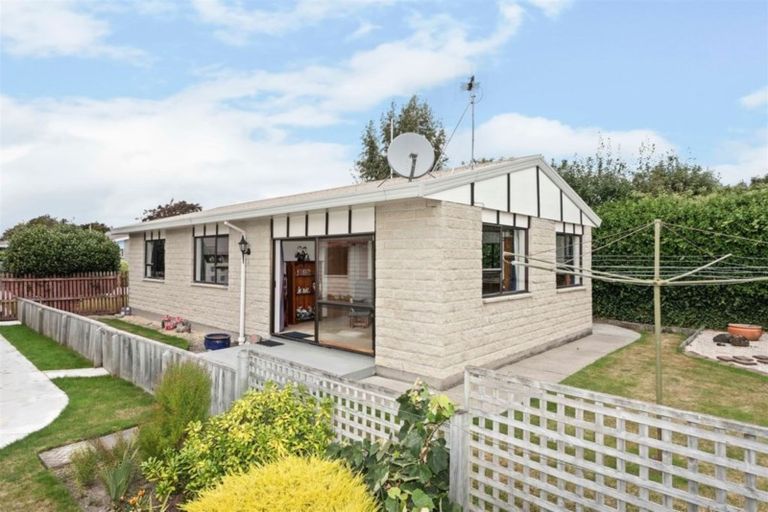 Photo of property in 2/92c Englefield Road, Northwood, Christchurch, 8051