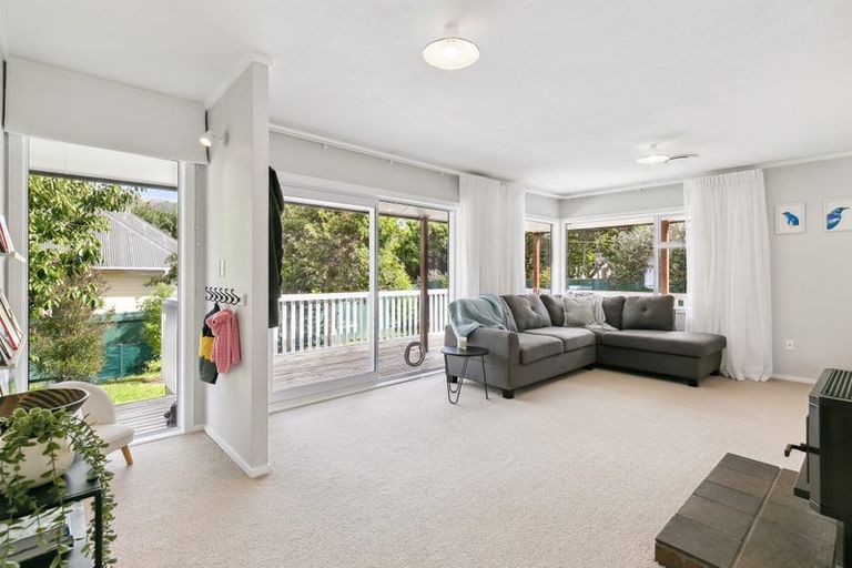 Photo of property in 21 Mexted Terrace, Tawa, Wellington, 5028