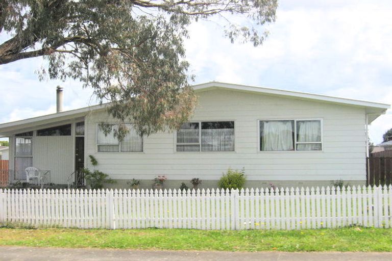 Photo of property in 8 Ewbank Place, Manurewa, Auckland, 2102