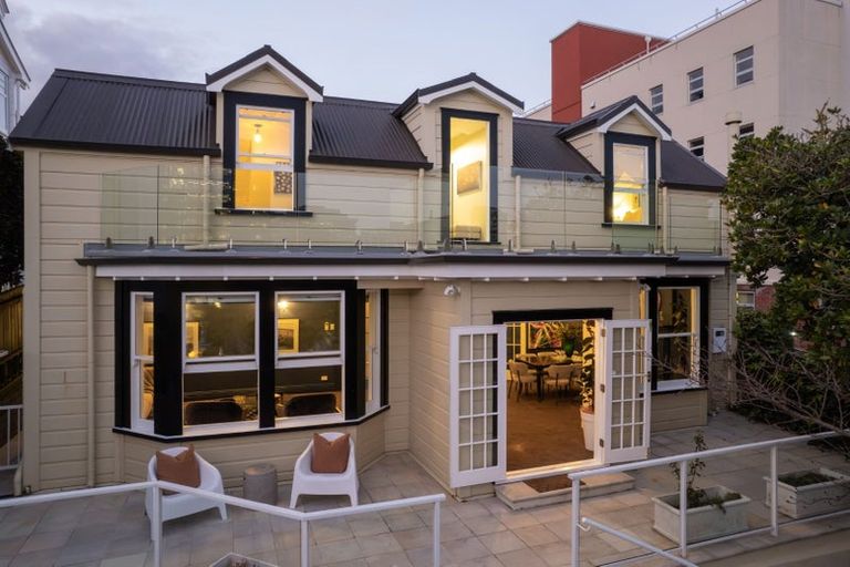 Photo of property in 15 Selwyn Terrace, Thorndon, Wellington, 6011