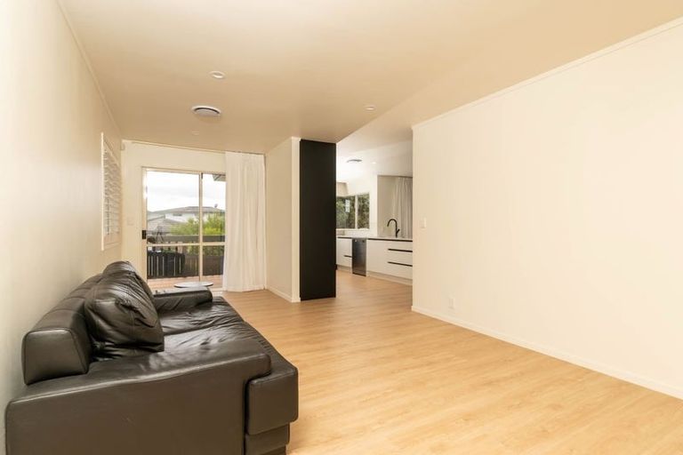 Photo of property in 26 Whiting Grove, West Harbour, Auckland, 0618