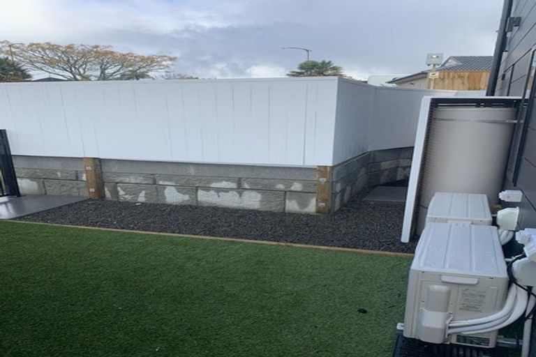 Photo of property in 1/2 Jadewynn Drive, Massey, Auckland, 0614