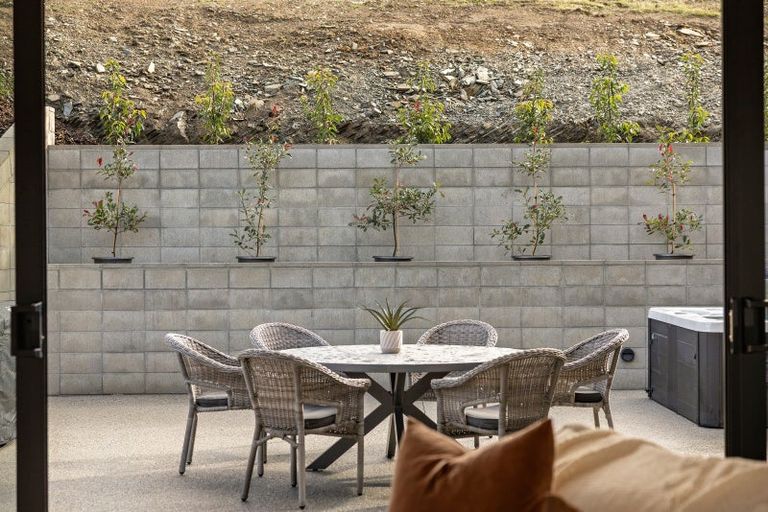 Photo of property in 6 Florence Close, Queenstown Hill, Queenstown, 9300