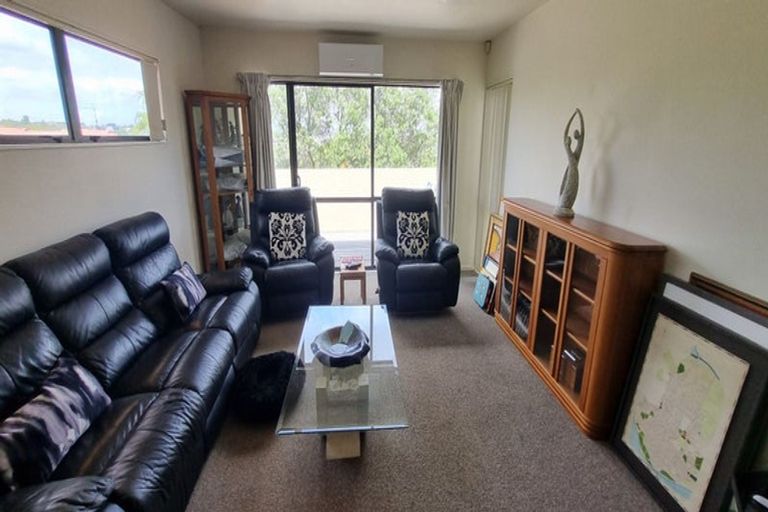 Photo of property in 22 Baulcomb Parade, Windsor Park, Auckland, 0632