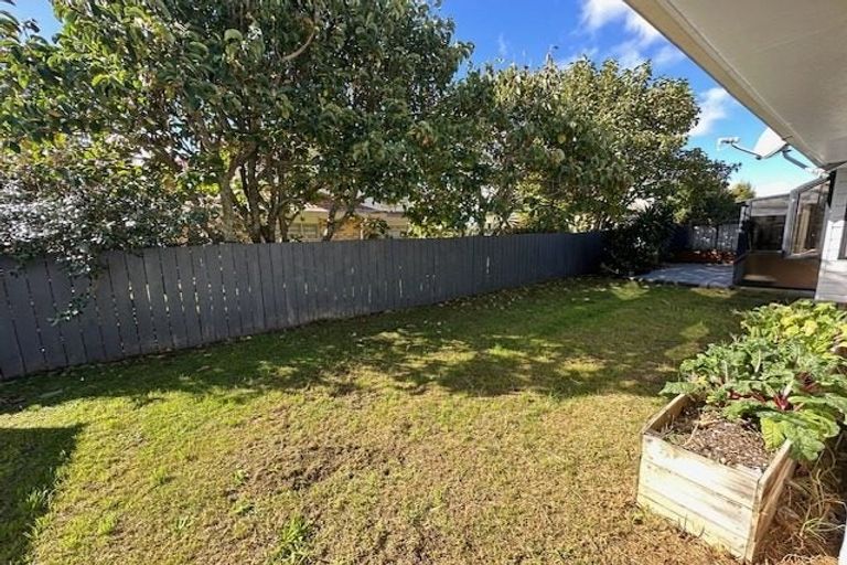 Photo of property in 1/4 Westpark Drive, West Harbour, Auckland, 0618