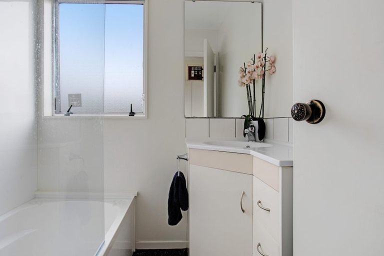 Photo of property in 13 Tetrarch Place, Totara Vale, Auckland, 0629