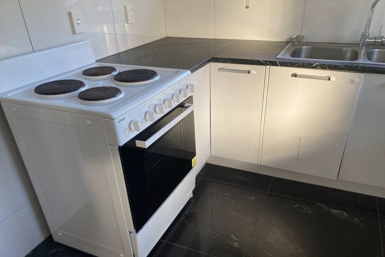 Photo of property in 2/10 Ocean View Road, Northcote, Auckland, 0627