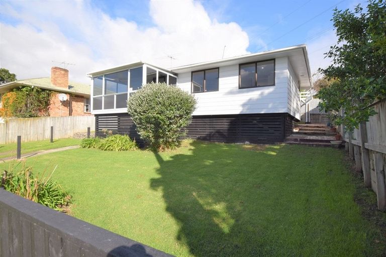 Photo of property in 15 Wakeling Avenue, Te Atatu South, Auckland, 0610