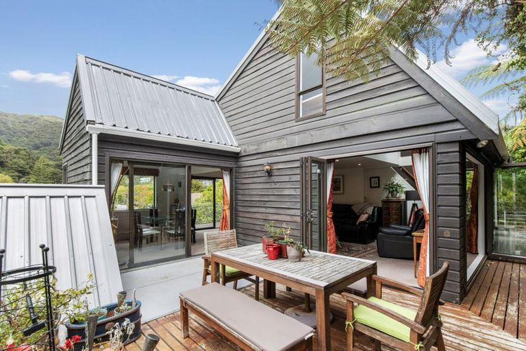 Photo of property in 4 Lady Bell Grove, Lowry Bay, Lower Hutt, 5013