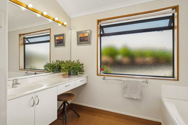 Photo of property in 22 Fairview Terrace, Waipahihi, Taupo, 3330