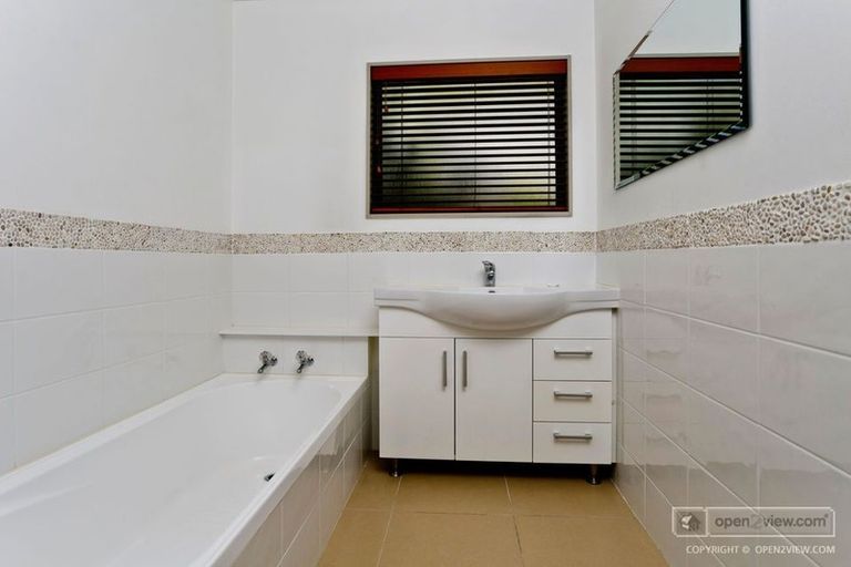 Photo of property in 2/55 Greenvalley Rise, Glenfield, Auckland, 0629