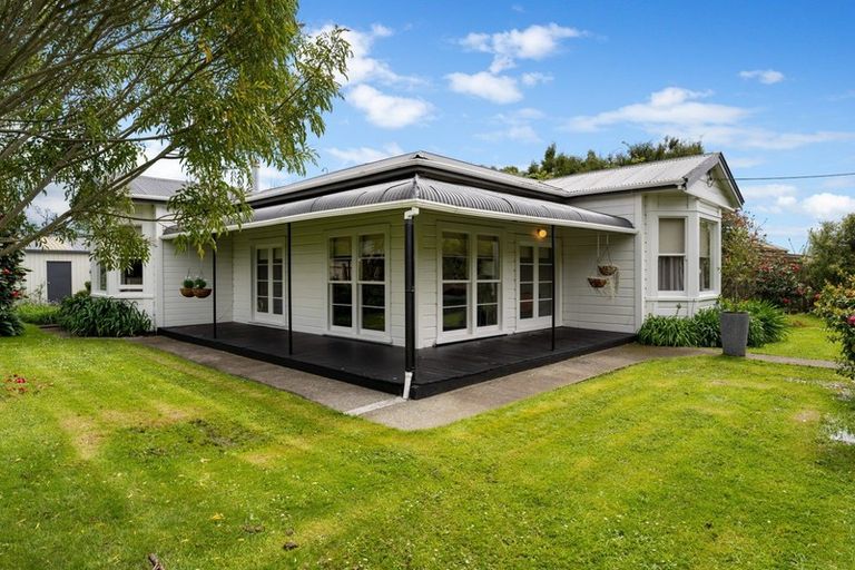 Photo of property in 2 Gleeson Road, Manakau, Levin, 5573