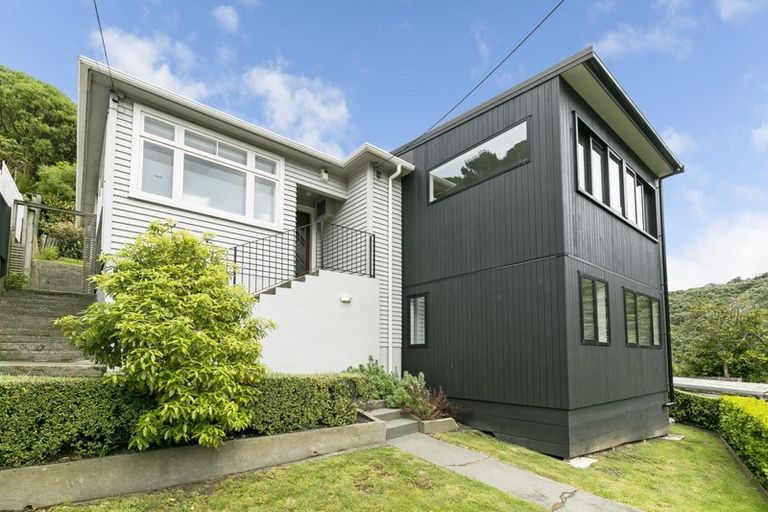 Photo of property in 73 Hungerford Road, Houghton Bay, Wellington, 6023