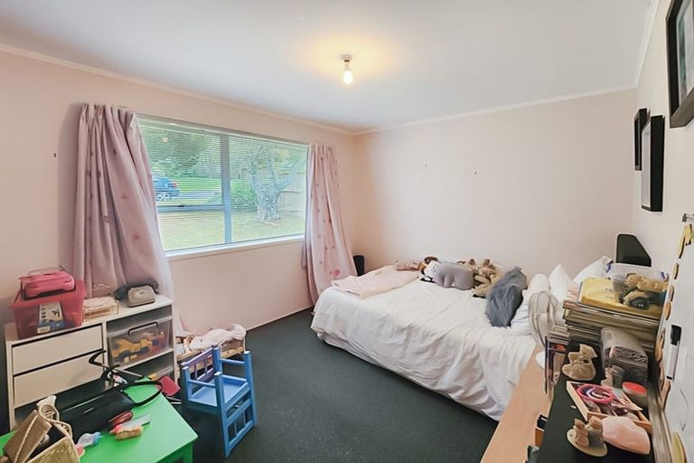 Photo of property in 1/5 Kerria Place, Sunnynook, Auckland, 0620