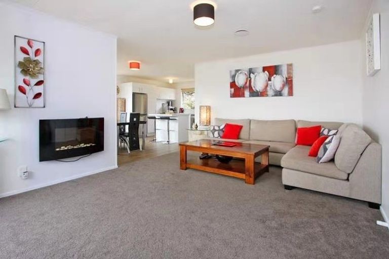 Photo of property in 20 Tomintoul Place, Highland Park, Auckland, 2010