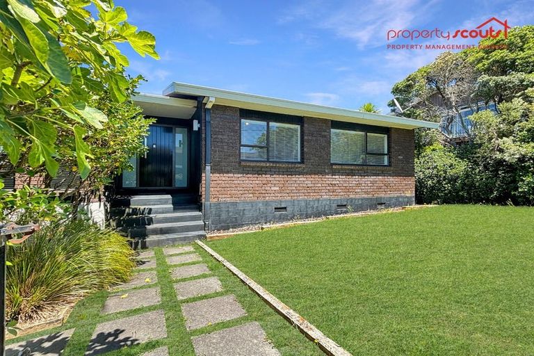 Photo of property in 2/33 Montgomery Avenue, Rothesay Bay, Auckland, 0630