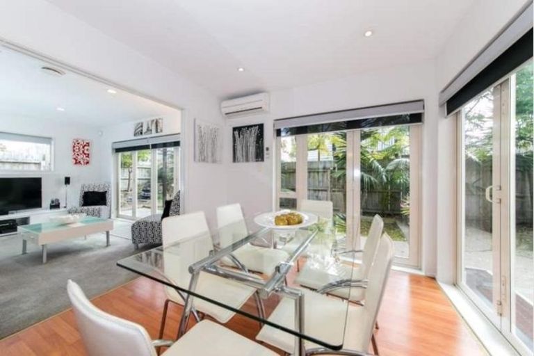 Photo of property in 4 Bordeaux Parade, Te Atatu South, Auckland, 0610