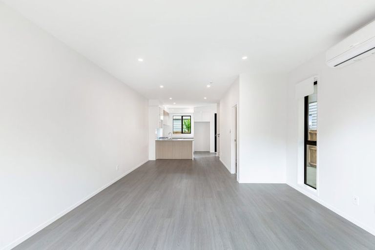 Photo of property in 43c Fitzherbert Avenue, West Harbour, Auckland, 0618