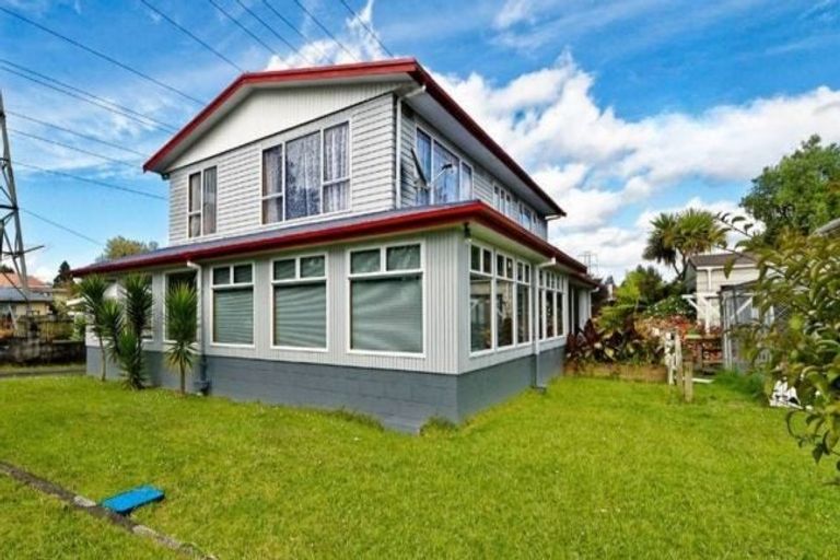Photo of property in 46 Queen Mary Avenue, New Lynn, Auckland, 0600