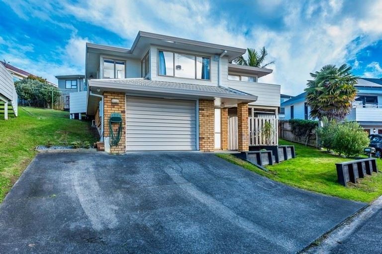Photo of property in 13 Ballini Rise, West Harbour, Auckland, 0618