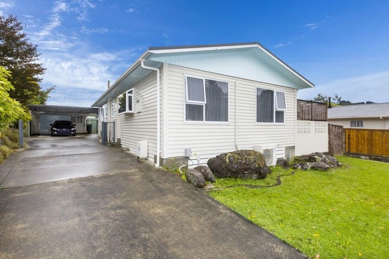 Photo of property in 28 Vista Crescent, Maoribank, Upper Hutt, 5018